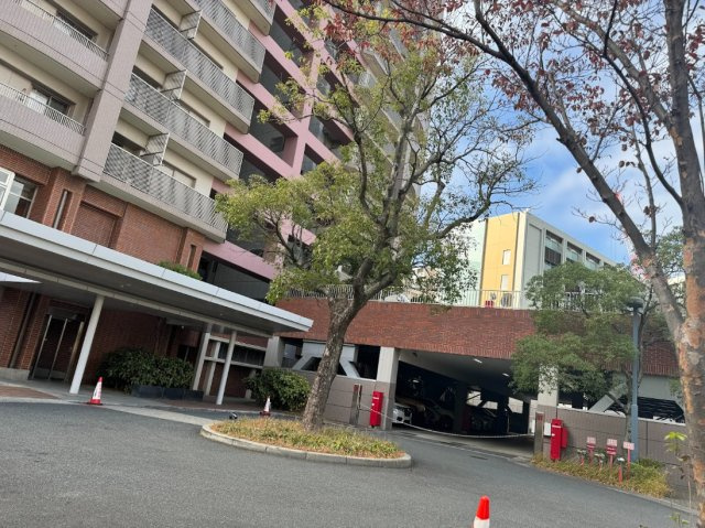 【敷地内駐車場】きちんと整備されたきれいな駐車場です！十分な広さがあり、車の出し入れもスムーズ！