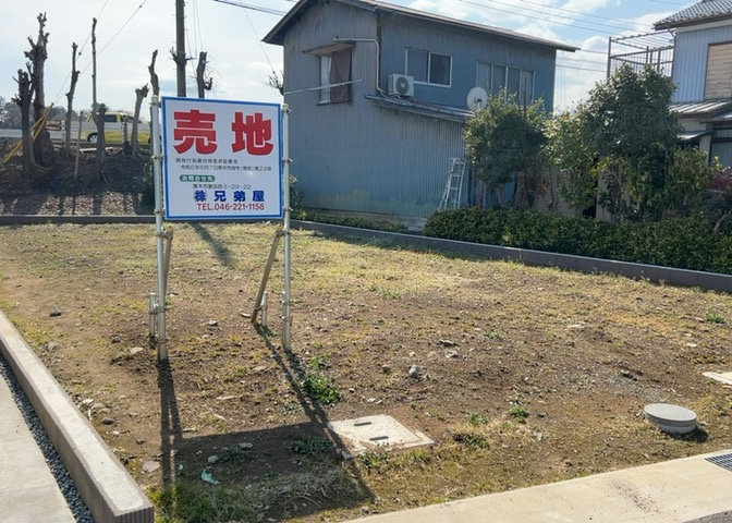 土地の面積＝住宅面積ではありません。建ぺい率の問題などで、土地のある場所によって住宅を建てられる面積は限られています。高さもしかり、「土地」という言葉の中には、建築条件も含まれると考えておきましょう。