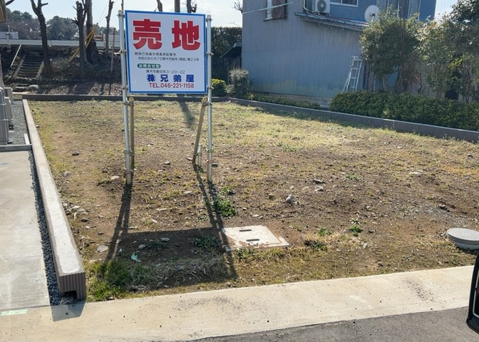 家を建てる場合、方位は要チェックです。現実的に日当たりのよい家ならばリビングは南側、建築基準法でも北側に当たる家への配慮は求められています。土地を見学に行く際は、方位磁針を持って行くようにしましょう。