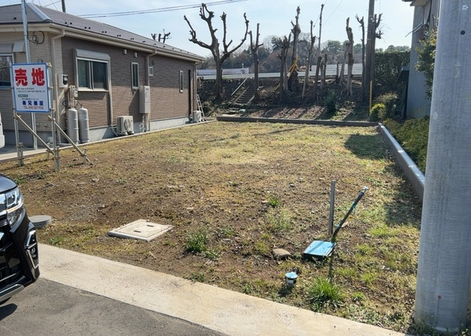 土地の前の道路に消火栓が設置されていることがあります。この場合、道路交通法第45条第1項により、駐車禁止の場所が指定されています。そのため、車庫などの駐車スペースをつくることができない場合があります。