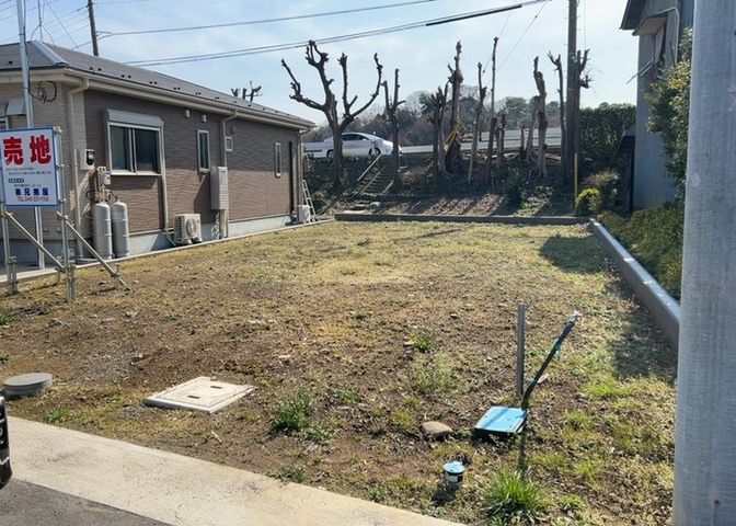 現地に行くなら、物件の周囲の地形がどうなっているかを見ることも大切です。周辺より低くなっている土地では、大雨などで水が集まりやすいため、地盤が弱くなっているということも考えられるため、注意が必要です。