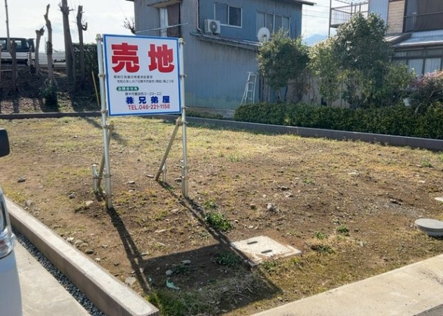 土地購入を検討されている場合、境界杭がない状態で購入してしまうと境界確定測量をする必要があり、費用がかかります。購入の前に、売主、隣土地所有者立ち合いのもと境界を確定し境界杭を設置するのがベストです。