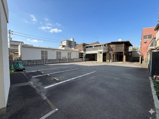 約220坪の広々とした敷地です。敷地内には建物があり、現況渡しでのお引渡しとなります。また、現在は駐車場として賃貸中のため、購入後も継続して収益を得る活用方法をご検討いただけます。