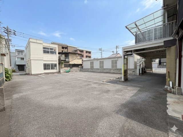 約220坪のゆとりある敷地のため、建物配置や駐車スペース、庭の計画など自由度の高いプランニングが可能です。なお、敷地内には建物があり、現況渡しでのお引渡しとなります。