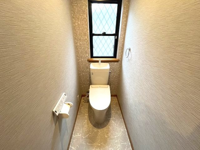 空気の換気と窓からの光の明るさに配慮した清潔感のあるトイレ
