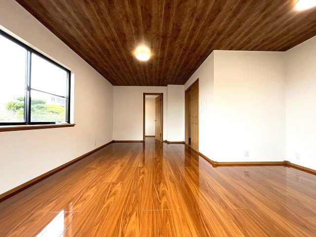 落ち着いた色合いのフローリングが心地よいシンプルで使いやすい洋室です。どんな家具とも調和しあなたらしい空間を創り出せます。