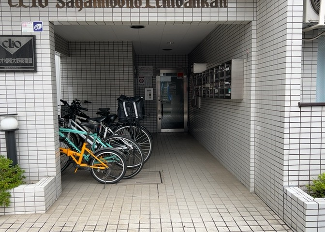 ラウンジは、マンションの共用スペースに椅子やテーブルなどを配置した利用者が寛げる空間です。屋内型ラウンジと屋外型ラウンジがあります。共用部分の管理状況と合わせて、詳細については現地でご確認ください。