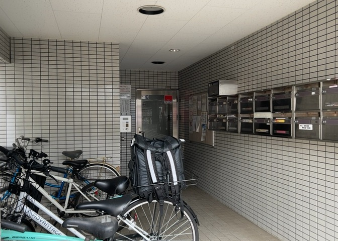 受付はマンションコンシェルジュがいる場合もあれば、管理人が滞在する小部屋を総称して呼ぶことがあります。主にエントランスに設置されていることから、防犯面でも期待ができます。防犯設備がない場合はより安心！