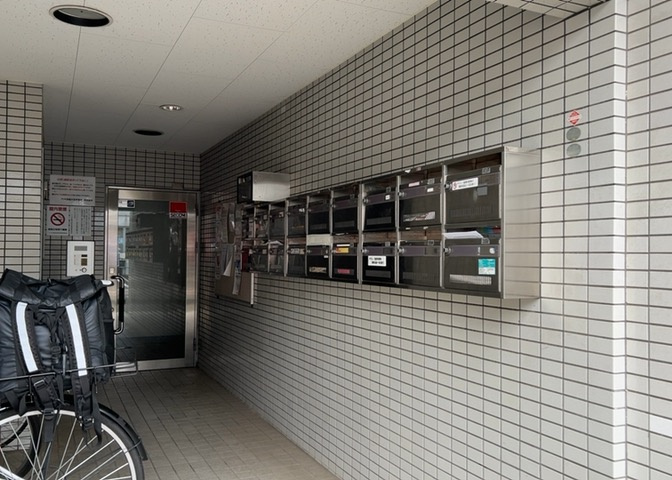 エントランス付近に設置されている集合ポストは、住んでいる部屋と離れているため、ポストをあさるなど誰かに何かされていても被害に気づきにくいです。入居する時には他人に特定されにくい番号で鍵をかけましょう！