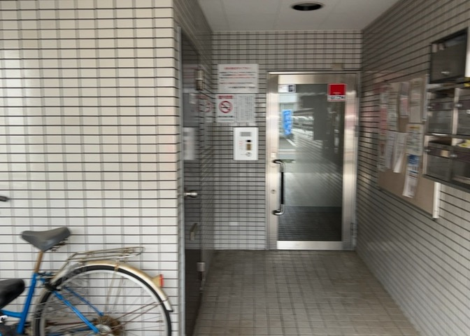 ロビーというと、エントランスと何がちがうの？と思いますよね。実はロビーとエントランスには明確な決まりはありません。物件によっては、エントランスを入って広がるある程度の広さのある空間がロビーとなります。