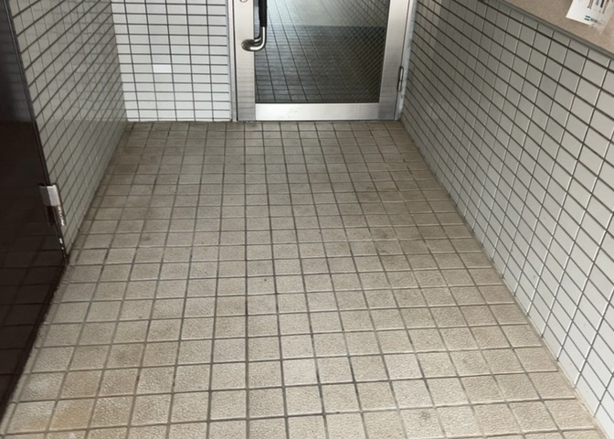 共用部分は、一棟の建物に住む区分所有者全員が共同で所有するとし、共用部分の管理、補修などは、区分所有者で形成される管理組合が行います。個人の判断で勝手に変更することはできませんので覚えておきましょう。