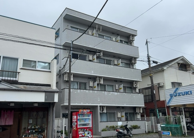 道幅が広い場所は日当たりや風通が良好です。幅が広いのですれ違いも可能ですし大きな車でも駐車可能！一方で、大型車が通ることも多くなるため交通量の増加により騒音に繋がります。また土地の値段が高くなります。
