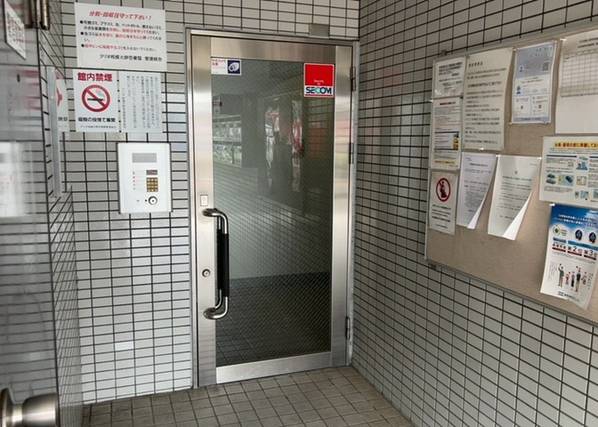 玄関は家の顔でもあり、家族以外の目にも止まる場所です。玄関は外との間を仕切る扉、靴などをしまっておく収納スペース、靴脱ぎのたたきスペース、来客とのやり取りをするドアホンなど複数のアイテムからなります。