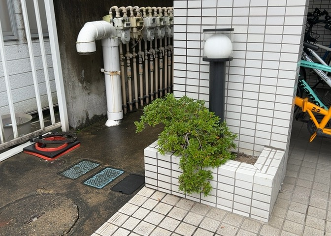 共用部分は、一棟の建物に住む区分所有者全員が共同で所有するとし、共用部分の管理、補修などは、区分所有者で形成される管理組合が行います。個人の判断で勝手に変更することはできませんので覚えておきましょう。