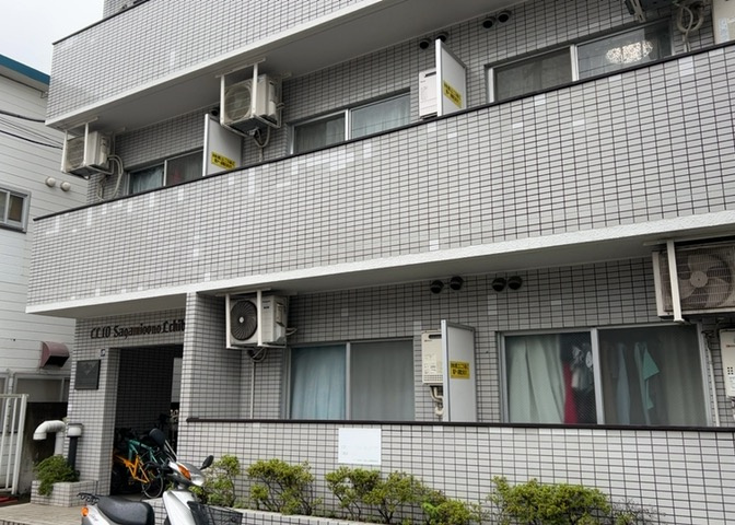 一般的なバルコニーは、奥行1.5ｍ程ですが、ワイルドバルコニーは2ｍまで広がっています。そのため洗濯物の間隔をあけ干すことができ、乾きやすいというメリットや、ガーデニングが楽しめる等の特徴があります。