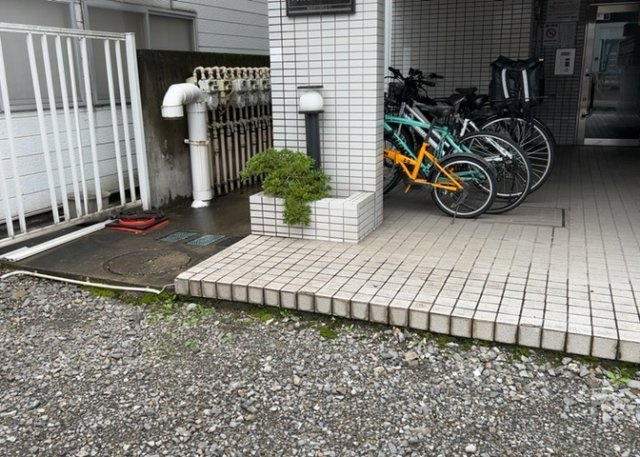 車一台あたりに必要なスペースは、標準サイズの普通自動車で横幅2m50cm、長さ5mは必要になります。ただし、乗降のことも考慮して横幅3m30cm、長さ5m50cmほどは確保できるところを選びましょう。