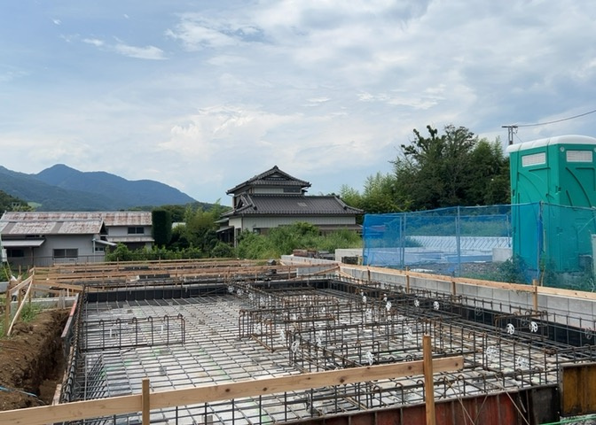バルコニーは、室外の専用スペースのうち、「屋根がなく開放された空間」であるものを指します。ベランダより広いタイプのものが多く、日当たりもよいため家庭菜園などを楽しみたい人にとって適した環境となります。