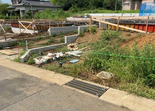 敷地内には、散水栓や立水栓があります。水道水を直接利用できるため、水を運ぶ手間を省くことが出来ます。大量の水を必要とする洗車作業や清掃などに役立ちます。その他設備とあわせて、現地でご確認ください。