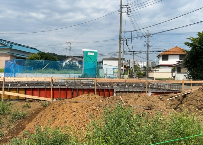ベタ基礎とは、柱の位置に関係なく全体に基礎がある事を指し、面積が大きい分建物の重さを全体に分散できます。また、地面からの湿気や害虫を遮断でき、木造住宅で心配されるシロアリ被害を防ぐ効果も期待できます。