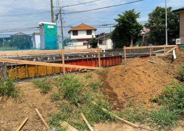 基礎パッキング工法とは、床下の換気確保のため基礎と土台の間に緩衝材を挟み込む工法です。土台の下に数十センチの間隔で設置されるため、全体的な隙間が生まれます。床下換気口に比べて高い通気性が確保されます。