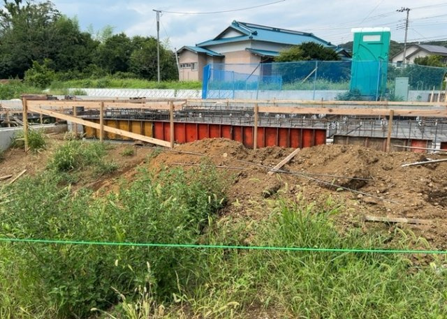 現地に行くなら、物件の周囲の地形がどうなっているかを見ることも大切です。周辺より低くなっている土地では、大雨などで水が集まりやすいため、地盤が弱くなっているということも考えられるため、注意が必要です。