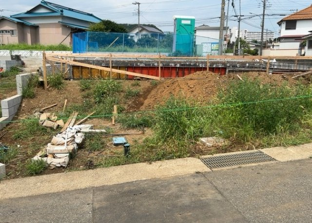 道幅が狭い場所は比較的土地の値段が低いことが多く、また交通量が少ないため騒音が少なく静かな環境で過ごせます。また、小さいお子様がいるご家庭も安心です。一方で車の駐車が難しいというデメリットもあります。