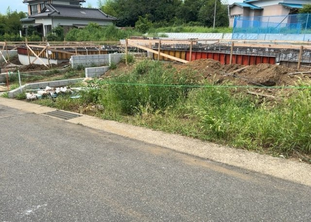 道幅が広い場所は日当たりや風通が良好です。幅が広いのですれ違いも可能ですし大きな車でも駐車可能！一方で、大型車が通ることも多くなるため交通量の増加により騒音に繋がります。また土地の値段が高くなります。