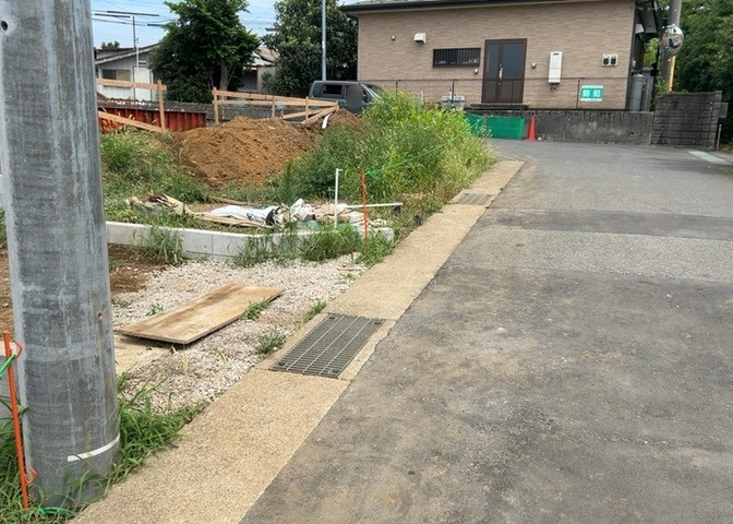 住宅用の土地では前面道路に2m以上接していなければならないと法律で定められています。しかし、お持ちの車のサイズやライフスタイルなどにより、2mでは利便が悪い場合もございますので、事前に確認しましょう。