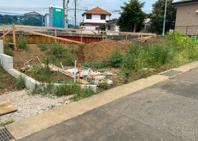 お持ちの車種によっては前面道路が広い方が便利でしょう。しかし、前面道路が広ければその分交通量が多くなるため、騒音などが気になる場合があります。実際に現地を見学し、周辺交通量や騒音などを確認しましょう！
