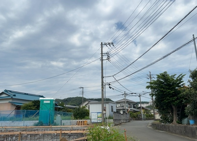 桜や紅葉の名所に出かける人は多いと思いますが、家にいながら季節の移ろいを感じる生活を送りませんか？リビングや窓から見える景色が生活を彩るワンポイントに！現地から見える景色を堪能してみては如何でしょう。
