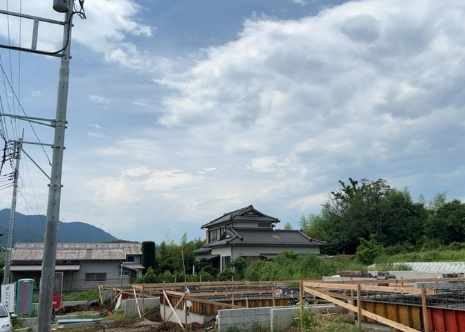 眺望を気にして物件を探す場合、前面に建物が建っていないか現地で確認しましょう！前面に建物があると景色はもちろん、日当たりや風通しにも影響が出てきます。住んだ時のことを想像しながら現地見学をしましょう。