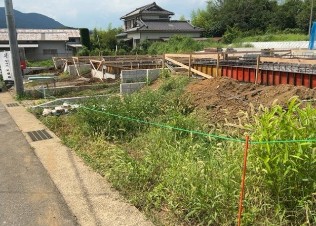 駐車場と明記されていても、最小スペースでつくられた駐車場だと大型車は駐車できなかったり、出入りしにくくなったりする可能性があります。お車のサイズと購入したい物件の駐車場のサイズを現地で確認しましょう。