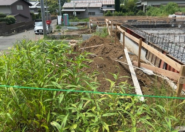 庭があることでガーデニングや家庭菜園はもちろん、こどもの遊び場やペットを放して遊ぶことができます。また、家の周囲に余裕があるということです。隣地との間があれば、十分な日当たりと、風通しが確保できます。