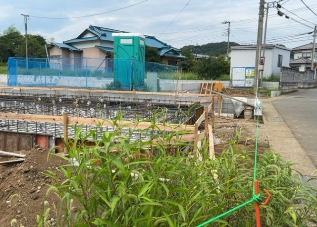 玄関は家の顔でもあり、家族以外の目にも止まる場所です。玄関は外との間を仕切る扉、靴などをしまっておく収納スペース、靴脱ぎのたたきスペース、来客とのやり取りをするドアホンなど複数のアイテムからなります。