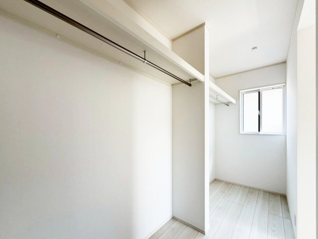 【1号棟　ウォークインクローゼット】丈の長い衣類や、シワを付けたくないスーツ等を掛けておくのにぴったりの収納。衣替えの必要がないくらいの大容量です！