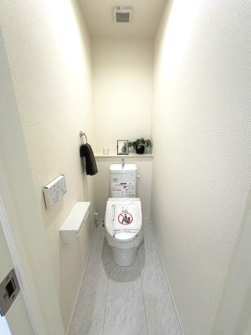 施工例。1階のトイレです。施工例は完成時と異なる場合があります。
