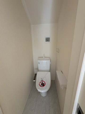 施工例。2階にもトイレです。施工例は完成時と異なる場合があります。