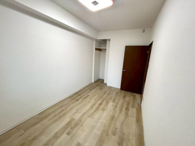 寝室でゆっくりと過ごすためにはベッド周りの適度な空間を担保することや窓の位置、照明の明るさ、寝室の広さなどを考える必要があります。自身や家族の構成とライフスタイルに併せて寝室にする部屋を選びましょう！