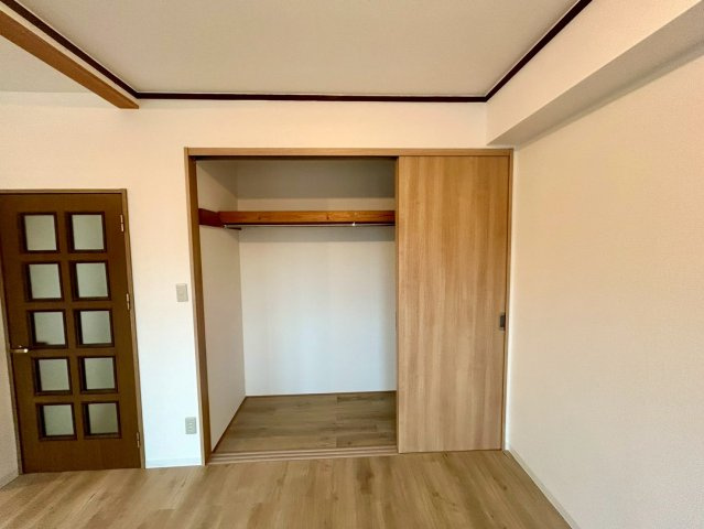 デザイン性を重視しすぎて収納が少なかった！なんてことにならないため、事前に現地で収納の数を確認しておくことをお勧めします。クローゼット以外にも床下収納や屋根裏収納、パントリーなどもチェックしましょう。