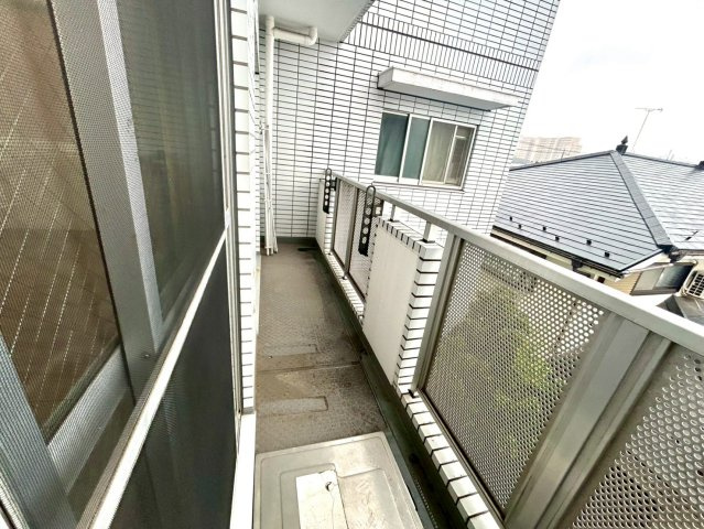 バルコニーは、室外の専用スペースのうち、「屋根がなく開放された空間」であるものを指します。ベランダより広いタイプのものが多く、日当たりもよいため家庭菜園などを楽しみたい人にとって適した環境となります。
