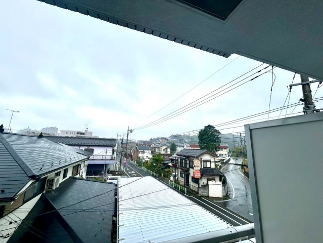 眺望の良さを楽しめるダイニングキッチンで家族団らんの時間を過ごしてはいかがでしょうか。バルコニーから見える景色を家族で眺める時間は、時間が経つのを忘れてしまいそうですね。是非、現地を見に行きましょう！