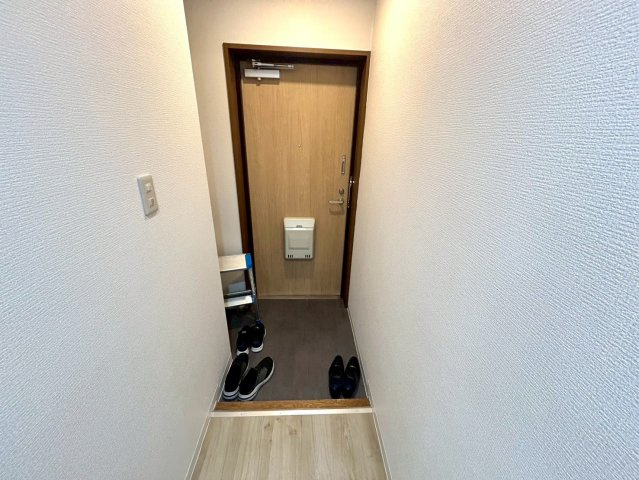 玄関は家の顔でもあり、家族以外の目にも止まる場所です。玄関は外との間を仕切る扉、靴などをしまっておく収納スペース、靴脱ぎのたたきスペース、来客とのやり取りをするドアホンなど複数のアイテムからなります。
