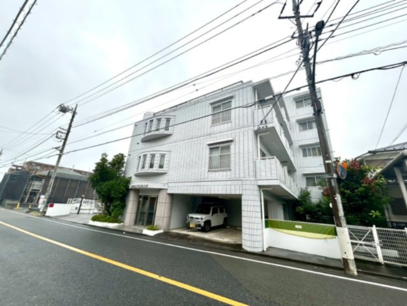 ＲＣ造、Reinforced　Concreteは直訳すると補強されたコンクリートです。主に柱や梁・床・壁が鉄筋とコンクリートで構成おり、鉄筋を組んだ型枠にコンクリートを流し込んで固めたものを指します。