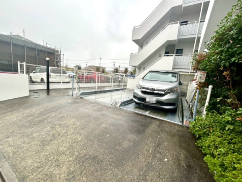 駐車場と明記されていても、最小スペースでつくられた駐車場だと大型車は駐車できなかったり、出入りしにくくなったりする可能性があります。お車のサイズと購入したい物件の駐車場のサイズを現地で確認しましょう。