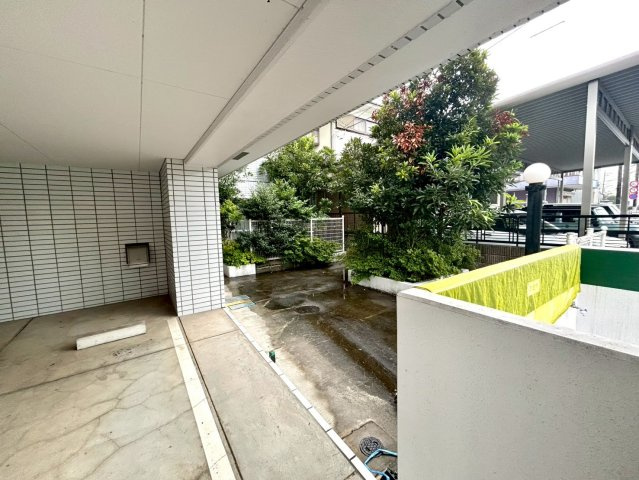 物件によっては、入居者が個人的に使用できる専用庭がついているものもあります。また、住宅の中にある土間の部分を庭と呼ぶこともあります。庭の用途は住む人によって変わり、それによってデザインもさまざまです。