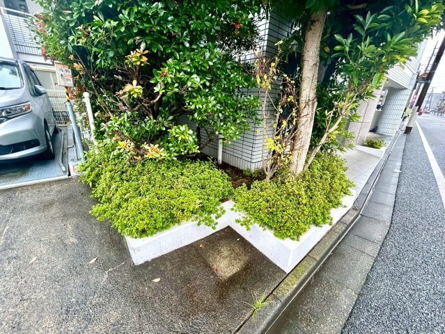 中庭（パティオ）とは、一つの建築物の内部に設けられた、壁などで囲われている庭のことを指します。コの字型、ロの字型が主流ですが、L字型の中庭もあります。最近では、インテリア性の高さからも人気があります。