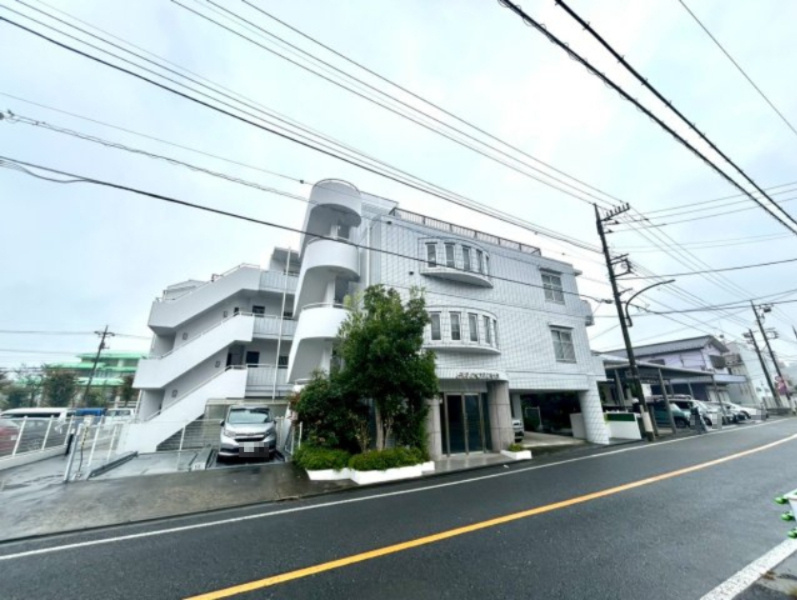 外観はマンション管理がされているかの目安になります。築年数が古いと、壁面は劣化してひび割れが生じることも！建物が古びていても細かいところが修繕されていると、きちんと管理されているなぁと感じるでしょう。
