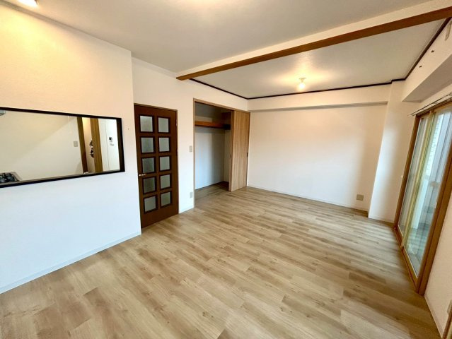 直線タイプはLとDKを一直線に並べた形で対面キッチンのタイプです。一般的なのでよく見かけるかもしれません。直線タイプに似た直接アイランドタイプは、キッチンとダイニングの間に壁がない分広く感じられます。