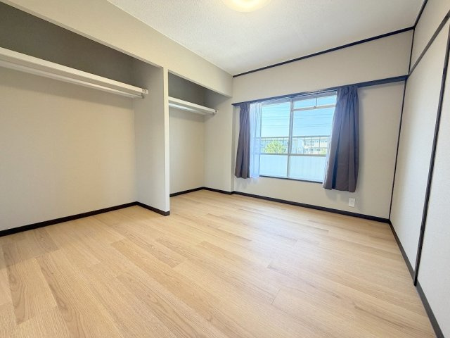 オープンクローゼット付きの洋室です