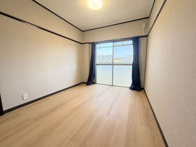 南向きの陽当たり良好な洋室6帖